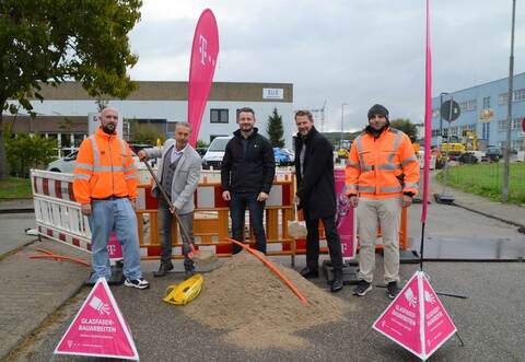Den Baustart für den Glasfaserausbau machten (von links) Alexander Beutelspacher (Baufirma Leonhard Weiss), Klaus Vogel (Regionalmanager der Deutschen Telekom), Emil Kramer (Projektleiter der Deutschen Telekom), Bürgermeister Luca Wilhelm Prayon und Andreas Vogl (Baufirma Leonhard Weiss). Foto. Christina Bischoff/Gemeinde Remchingen