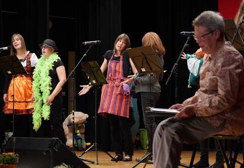 Wann ist eine Frau eine Frau? Diese und weitere Fragen stellten die jungen Mitglieder der Ersinger kfd beim Festabend in ihrem Medley.