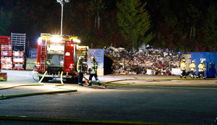 Rund 40 Kubikmeter Elektroschrott sind bei einem Brand in Oberderdingen in Flammen aufgegangen. Rund 40 Kubikmeter Elektroschrott sind bei einem Brand in Oberderdingen in Flammen aufgegangen.