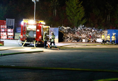 Rund 40 Kubikmeter Elektroschrott sind bei einem Brand in Oberderdingen in Flammen aufgegangen.