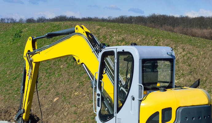 Einen Bagger (Symbolbild) haben Unbekannte von einer Baustelle in Birkenfeld geklaut.