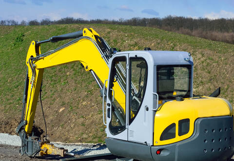 Einen Bagger (Symbolbild) haben Unbekannte von einer Baustelle in Birkenfeld geklaut.