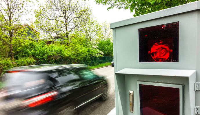 Viel zu schnell: Mit 52 Kilometern pro Stunde mehr als erlaubt ist ein Autofahrer in Ölbronn-Dürrn in eine Polizeikontrolle gefahren. Symbolbild: fottoo - stock.adobe.com