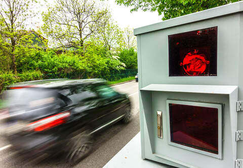 Viel zu schnell: Mit 52 Kilometern pro Stunde mehr als erlaubt ist ein Autofahrer in Ölbronn-Dürrn in eine Polizeikontrolle gefahren. Symbolbild: fottoo - stock.adobe.com
