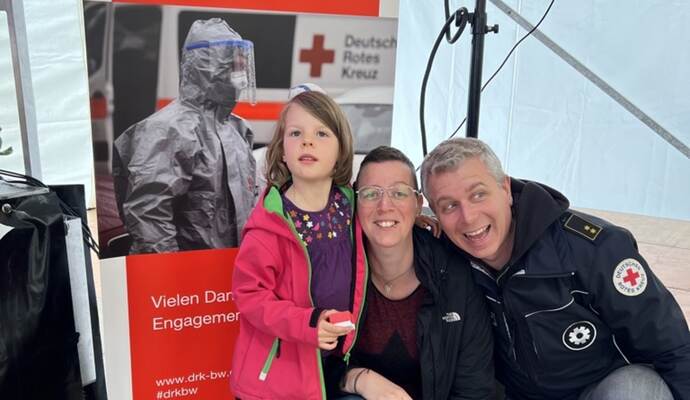 Kreisbereitschaftsleiterin Martina Haller vom DRK Ortsverein Nußbaum (hier mit ihrer fünfjährigen Tochter Eva) und Kreisbereitschaftsleiter Dominique Krüger beim Landesverbands-Treffen in Pfalzgrafenweiler. Kreisbereitschaftsleiterin Martina Haller vom DRK Ortsverein Nußbaum (hier mit ihrer fünfjährigen Tochter Eva) und Kreisbereitschaftsleiter Dominique Krüger beim Landesverbands-Treffen in Pfalzgrafenweiler.