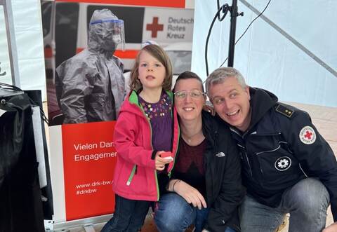 Kreisbereitschaftsleiterin Martina Haller vom DRK Ortsverein Nußbaum (hier mit ihrer fünfjährigen Tochter Eva) und Kreisbereitschaftsleiter Dominique Krüger beim Landesverbands-Treffen in Pfalzgrafenweiler.