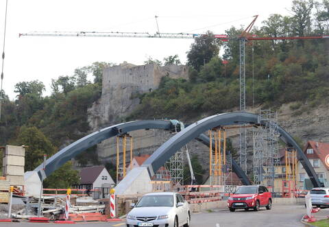 Über den Fortschritt der neuen Herrenwaagbrücke muss die Baufirma Grötz zukünftig die Regierungspräsidentin direkt unterrichten.