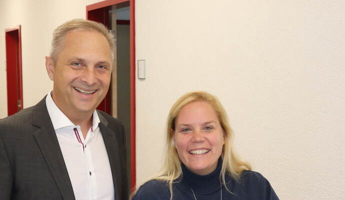 Lachen ist gesund: Reinhard Wurster, der die Blumhardt-Schule leitet, und Lehrerin Marlene Benzler, haben Freude an ihrer Arbeit. Foto: Kohler