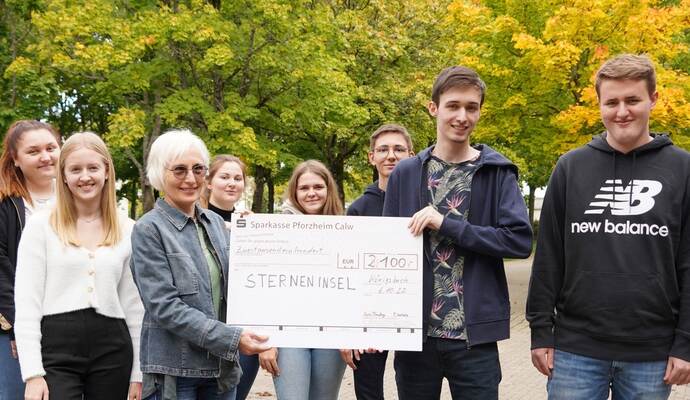 Offizielle Übergabe: Petra Kreis (Sterneninsel, vorne) nimmt den Scheck von Timon Sutalo und Loris Hinnenberg (von rechts) entgegen. Foto: Nico Roller