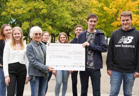 Offizielle Übergabe: Petra Kreis (Sterneninsel, vorne) nimmt den Scheck von Timon Sutalo und Loris Hinnenberg (von rechts) entgegen. Foto: Nico Roller