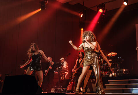 Barby rockt als Tina Turner seit Jahren die Bühne. Auch im Ameliussaal in Niefern wird die Band Tina T. COVER No1 auftreten.