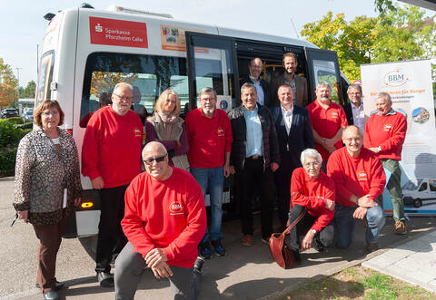 Im Beisein von Vertretern der Bürgerbusse, des Landratsamts und der Stadt übergab Gerd Owczarek (Sechster von links, mittlere Reihe) die Spenden. Fotomoment