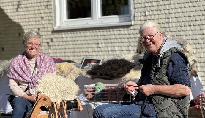 Geschicklichkeit ist gefragt: Veronika Kliem (von links) und Doris Gagonol von der Wollmanufaktur und Handspinnerei „Hofgeflüster“ zeigen, wie Fäden aus Schafwolle gesponnen werden. Geschicklichkeit ist gefragt: Veronika Kliem (von links) und Doris Gagonol von der Wollmanufaktur und Handspinnerei „Hofgeflüster“ zeigen, wie Fäden aus Schafwolle gesponnen werden.