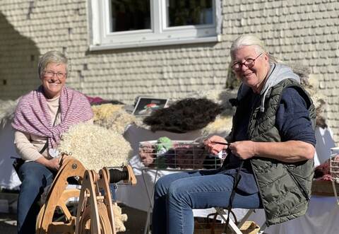 Geschicklichkeit ist gefragt: Veronika Kliem (von links) und Doris Gagonol von der Wollmanufaktur und Handspinnerei „Hofgeflüster“ zeigen, wie Fäden aus Schafwolle gesponnen werden.