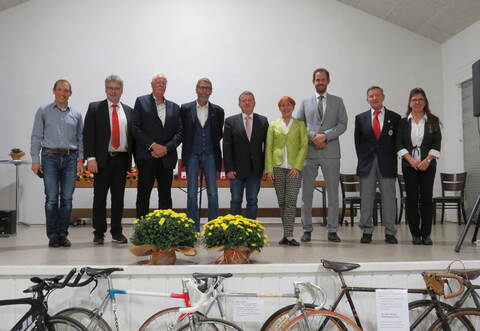 Die Redner des Abends: RSV Vorsitzender Roland Golderer (v.l.), Bernhard Thie vom Badischen Sportbund, BRV Präsident Herbert Jacob, Stellvertretender Bürgermeister von Keltern Rolf Mertz, Kreisrat Michael Sengle, Angela Grether vom Gasverbund Südwest, Landrat Bastian Rosenau, Rudi Augenstein vom DRK Ortsverein Keltern und RSV Vorsitzende Ute Farr.