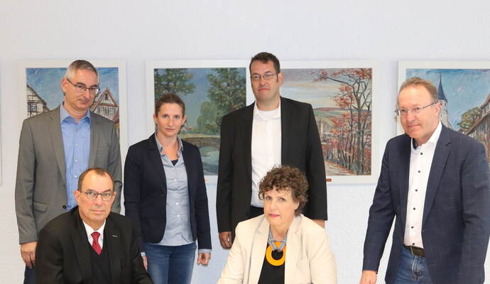 Bestürzt äußerten sich erst kürzlich Mühlackers Oberbürgermeister Frank Schneider (vorne links) und Regierungspräsidentin Sylvia M. Felder über den mehrmonatigen Bauverzug bei der Herrenwaagbrücke. Bestürzt äußerten sich erst kürzlich Mühlackers Oberbürgermeister Frank Schneider (vorne links) und Regierungspräsidentin Sylvia M. Felder über den mehrmonatigen Bauverzug bei der Herrenwaagbrücke.