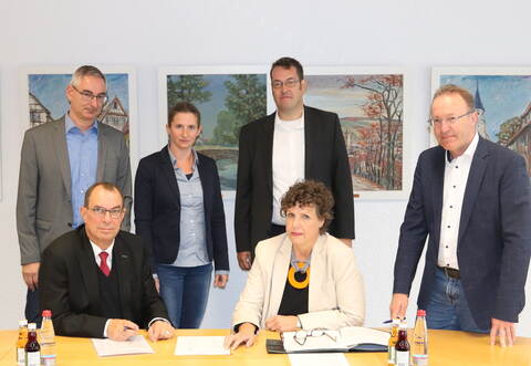 Bestürzt äußerten sich erst kürzlich Mühlackers Oberbürgermeister Frank Schneider (vorne links) und Regierungspräsidentin Sylvia M. Felder über den mehrmonatigen Bauverzug bei der Herrenwaagbrücke.