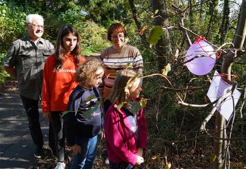 Rätselspaß: Elisa, Lisa und Sara (von links) sind zusammen mit Schriftführerin Claudia Prokosch und Beisitzer Dieter Weber unterwegs.