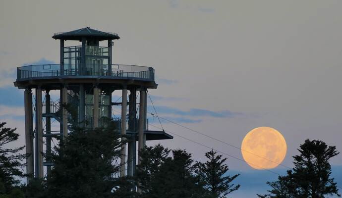 Vollmond zum Schömberger Aussichtsturm - eingefangen von Hobbyfotograf Klaus Kaiser. Vollmond zum Schömberger Aussichtsturm - eingefangen von Hobbyfotograf Klaus Kaiser.