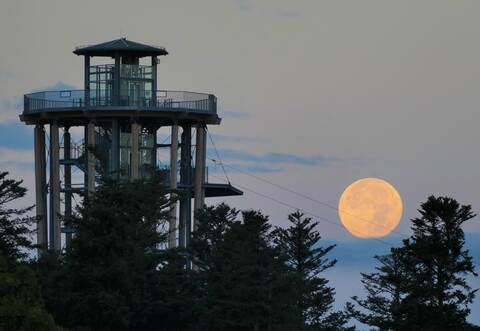Vollmond zum Schömberger Aussichtsturm - eingefangen von Hobbyfotograf Klaus Kaiser.