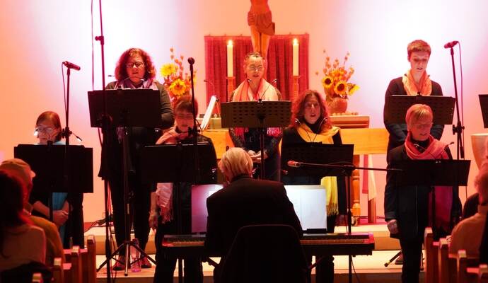 Stimmungsvoll beleuchtet: Vor dem Altarraum haben die Sängerinnen des Chors „Con Musica“ in der Feldrennacher Kirche Aufstellung genommen. Stimmungsvoll beleuchtet: Vor dem Altarraum haben die Sängerinnen des Chors „Con Musica“ in der Feldrennacher Kirche Aufstellung genommen.