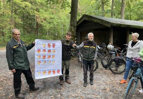 Förster Martin Schickle, Praktikant Tim Graetz und Forstamtsleiter Andreas Roth (von links) erklärten den Anwesenden die Situation des Waldes.