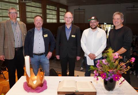 Freuen sich auf den Besuch: Michael Schaan, Stephan Guigas und Christoph GlimpeI wurden bei der Visitation in der Dürrner Gemeindehalle von Raphael Beil und Markus Mall (von links) herzlich begrüßt.
