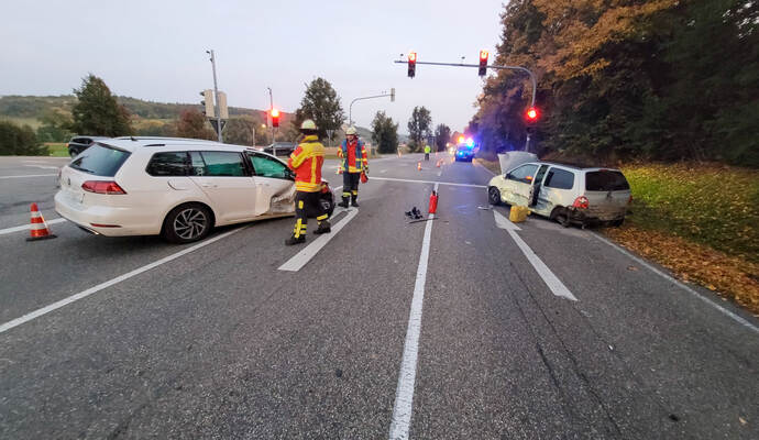 Völlig beschädigt stehen zwei der drei beteiligten Fahrzeuge im Kreuzungsbereich.