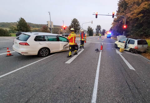 Völlig beschädigt stehen zwei der drei beteiligten Fahrzeuge im Kreuzungsbereich.