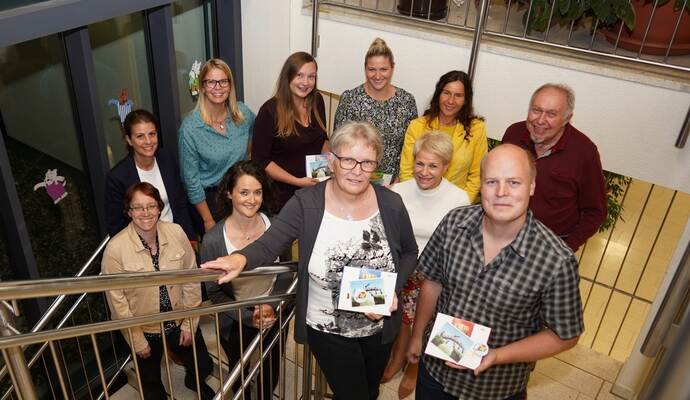 Mit den Vorsitzenden Rita Koytek und Dominik Stenger (vorne) freuen sich Claudia Prokosch, Birgit Stahl, Carola Liebe, Karin Brandl, Lydia Stenger, Regina Heger, Jutta Bossert, Eva Fritsch (vorne) und Rolf Kugele (von links).