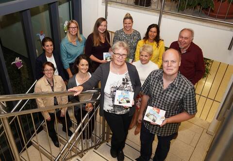 Mit den Vorsitzenden Rita Koytek und Dominik Stenger (vorne) freuen sich Claudia Prokosch, Birgit Stahl, Carola Liebe, Karin Brandl, Lydia Stenger, Regina Heger, Jutta Bossert, Eva Fritsch (vorne) und Rolf Kugele (von links).