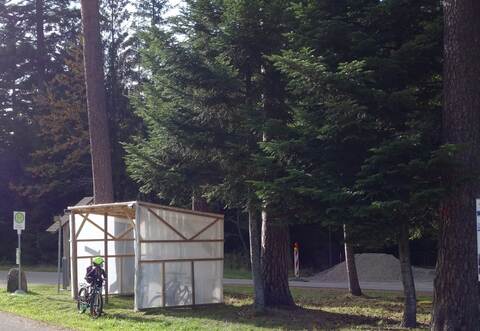 Am Ortseingang von Meistern ist derzeit eine Ersatzhaltestelle für Busse eingerichtet – jetzt mit provisorischem Unterstand.