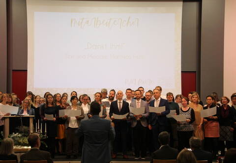 Der Mitarbeiter-Chor unter der Leitung von Musiklehrer Matthias Fruth gibt ein Ständchen preis.