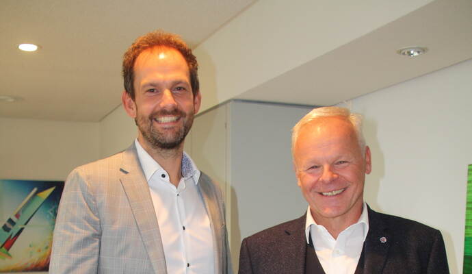 Horst Martin (rechts) erhält aus den Händen von Landrat Bastian Rosenau die Urkunde, mit der ihn der Kreis-Chef offiziell in den Ruhestand versetzt.