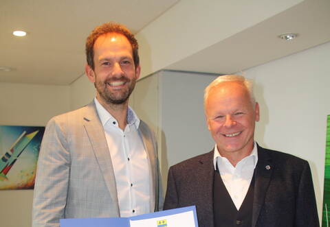 Horst Martin (rechts) erhält aus den Händen von Landrat Bastian Rosenau die Urkunde, mit der ihn der Kreis-Chef offiziell in den Ruhestand versetzt.