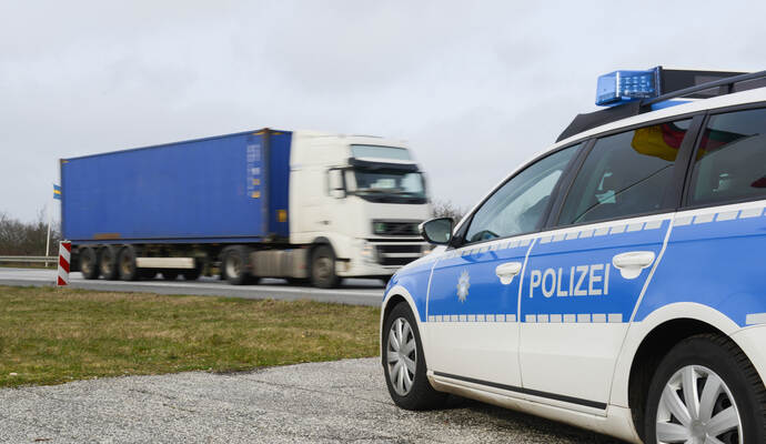 Bei Waldbronn hat ein Lastwagen (Symbolbild) einen Fußgänger auf der Landstraße erwischt.
