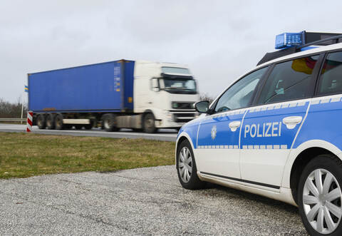 Bei Waldbronn hat ein Lastwagen (Symbolbild) einen Fußgänger auf der Landstraße erwischt.