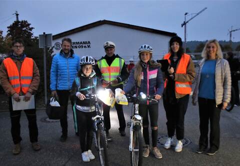 Nichts zu befürchten haben die Sechstklässlerinnen Nika (vorne links) und Nele bei der Kontrolle von Schülermentor Julius Huoy (von links), Bürgermeister Luca Wilhelm Prayon, Polizist Andreas Haug, FSJ-lerin Maren Brekeller und Fachlehrerin Tina Schneider-Kustos.