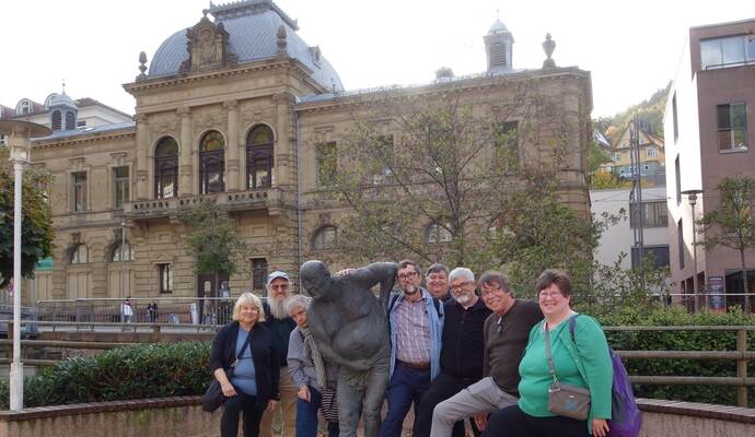 Auch in Bad Wildbad sieht sich die Besuchergruppe aus den USA um und lässt sich vergnügt am Rossini-Denkmal ablichten. Auch in Bad Wildbad sieht sich die Besuchergruppe aus den USA um und lässt sich vergnügt am Rossini-Denkmal ablichten.