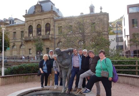 Auch in Bad Wildbad sieht sich die Besuchergruppe aus den USA um und lässt sich vergnügt am Rossini-Denkmal ablichten.