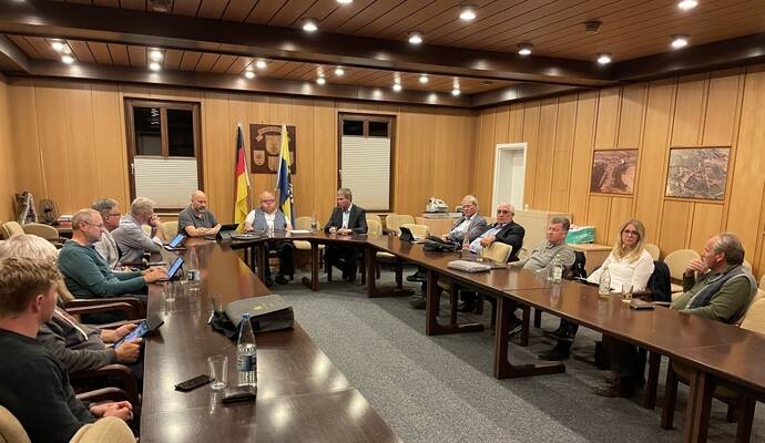 Kreispolitisches Treffen im Ratssaal von Wiernsheim: CDU-Kreisräte informieren sich bei Bürgermeister Matthias Enz und den Vertretern der örtlichen CDU. Kreispolitisches Treffen im Ratssaal von Wiernsheim: CDU-Kreisräte informieren sich bei Bürgermeister Matthias Enz und den Vertretern der örtlichen CDU.