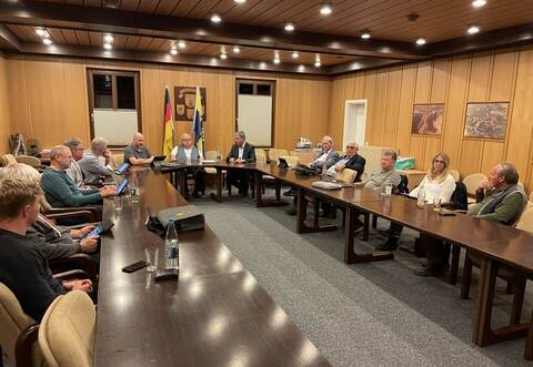 Kreispolitisches Treffen im Ratssaal von Wiernsheim: CDU-Kreisräte informieren sich bei Bürgermeister Matthias Enz und den Vertretern der örtlichen CDU.