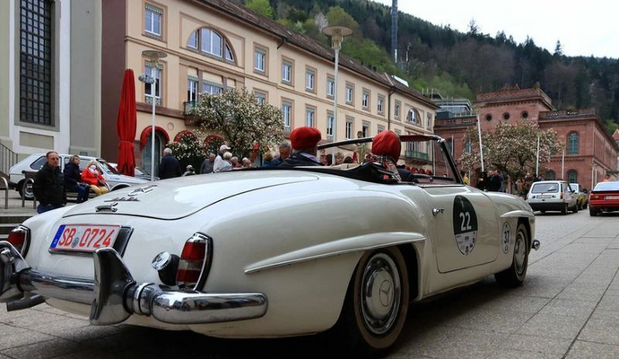 Neben einem riesigen Spektrum an Oldtimern bietet die Veranstaltung auch Moderation und Gastronomie.