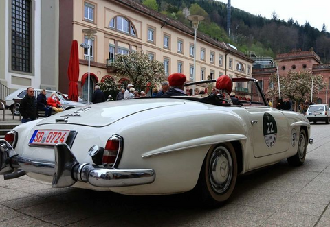 Neben einem riesigen Spektrum an Oldtimern bietet die Veranstaltung auch Moderation und Gastronomie.