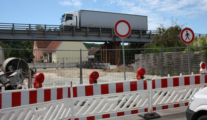 Nach einem Verkehrsunfall muss die Behelfsbrücke ausgebessert werden. Die B35 wird dafür gesperrt.