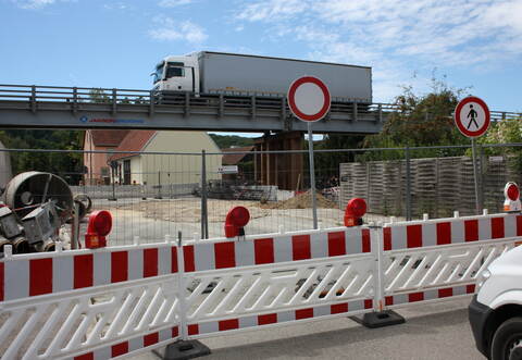 Nach einem Verkehrsunfall muss die Behelfsbrücke ausgebessert werden. Die B35 wird dafür gesperrt.