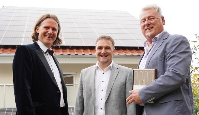 Viel Photovoltaik auf dem Dach: Energieexperte Timo Leukefeld, Bürgermeister Heiko Faber und Günthner Hraby von easyTherm (von links) stehen vor dem Zweifamilienhaus, das Faber in Knittlingen hat bauen lassen.
