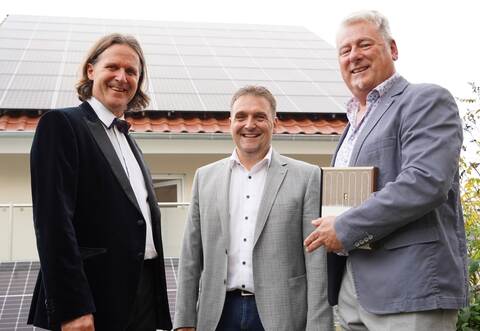 Viel Photovoltaik auf dem Dach: Energieexperte Timo Leukefeld, Bürgermeister Heiko Faber und Günthner Hraby von easyTherm (von links) stehen vor dem Zweifamilienhaus, das Faber in Knittlingen hat bauen lassen.