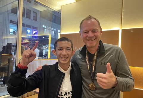 Christian Polzer mit dem Sieger des prestigeträchtigen Treppenlaufs im Empire State Building Wai Ching Soh.