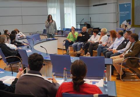 Auf Augenhöhe: Moderiert von Guido Seitz (stehend), tauschen sich Jugendliche mit den Kreisräten Bernd Kaufmann, Mario Weisbrich, Andrea Link-Hofsäß, Elisabeth Vogt, Birgit Förster, Michael Sengle, Bernd Müller und Christoph Wichardt (rechte Seite von links) aus.